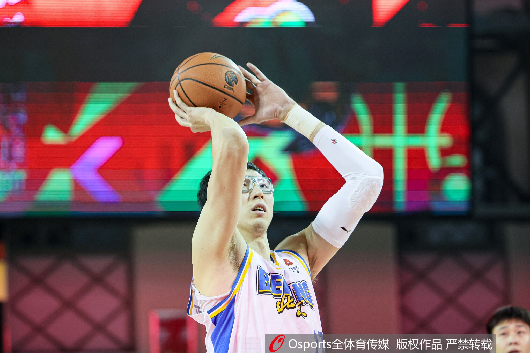 乐鱼网站-周琦的攻防统治力改变了比赛 这是他加盟北京后的最佳一战